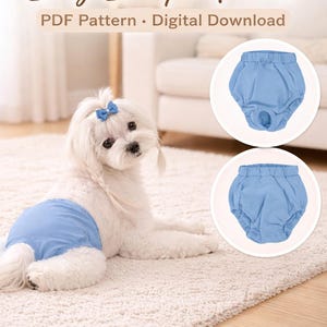 Pode incluir: Um cão branco usando calças de fralda azul claro, com um laço azul combinando no cabelo, deitado em um tapete branco. A imagem inclui duas calças de fralda adicionais em um círculo e o texto "Dog Diaper Pants PDF Pattern - Digital Download."