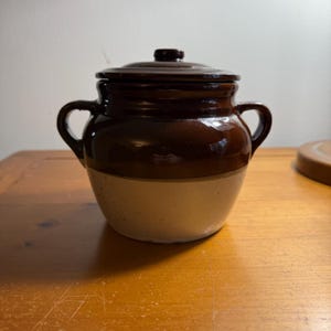 Puede incluir: Un letrero de madera rústica con el texto "Welcome to our home" en letras blancas. El letrero presenta un acabado envejecido y un diseño simple y acogedor, perfecto para la decoración de la entrada.