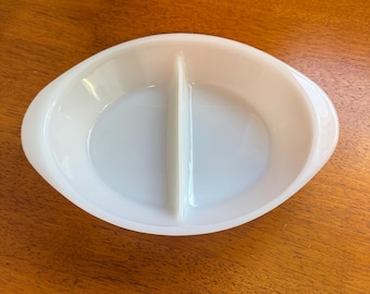 Vintage Glasbake witte melkglazen schaal verdeelde braadpanschotel