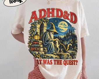 ADHD&Dシャツ、クエストは何だったのかTシャツ、面白いADHD DNDシャツ、レトロな魔法使い猫ファンタジーグラフィックTシャツ、コンフォートカラーズユニセックスTシャツ