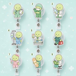 Può includere: Una collezione di nove porta badge retrattili con personaggi dei cartoni animati verde chiaro in vari ruoli medici. Ogni personaggio è raffigurato con oggetti come una cartella clinica, una siringa, una flebo, flaconi o una benda.