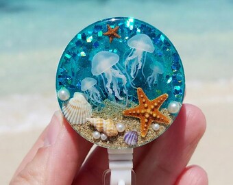 Portatarjetas retráctil con diseño de medusas oceánicas, portatarjetas de identificación azul verdoso brillante, regalo para enfermeras con temática marina, clip retráctil para credenciales para enfermeras registradas y auxiliares de enfermería, accesorio médico costero
