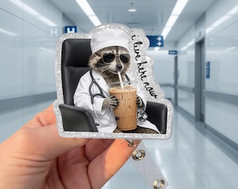 Portatarjetas retráctil divertido de enfermera con diseño de mapache "Vivo aquí ahora", lindo portatarjetas de identificación de café con diseño de panda de basura, portatarjetas retráctil con humor médico, regalo para enfermeras