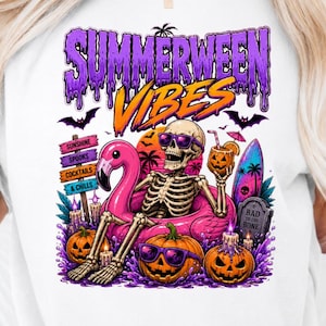 Peut inclure: Un t-shirt blanc avec une impression graphique portant le texte "SUMMERWEEN VIBES". Le motif représente un squelette portant des lunettes de soleil dans une bouée flamant rose, tenant une boisson, entouré de citrouilles, de chauves-souris et d'une planche de surf.