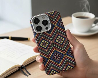 Retro Geometrische iPhone Hülle - Texturiertes Totem Relief, MagSafe, Objektivschutz