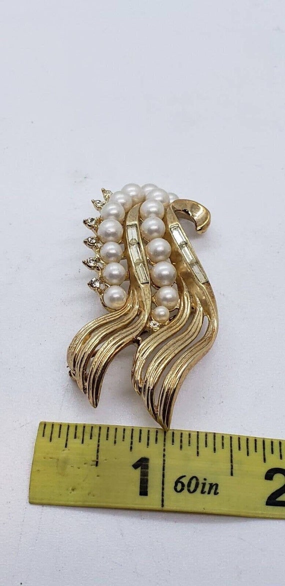 Vintage Crown Trifari Brooch Faux Pearl & Rhinest… - image 9