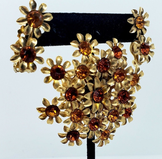 Vintage Gold Brooch Earrings Set Red Rhinestone M… - image 4