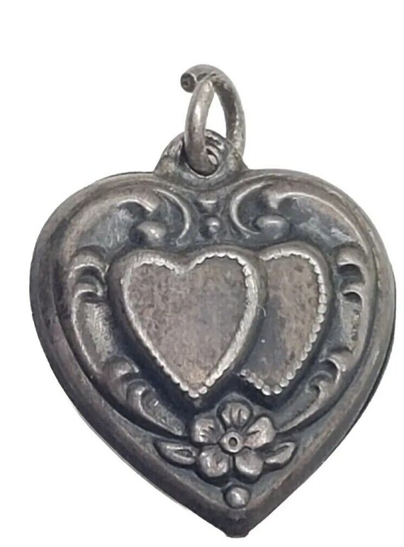 Antique Sterling Silver Puffy Heart Charm 2 repous