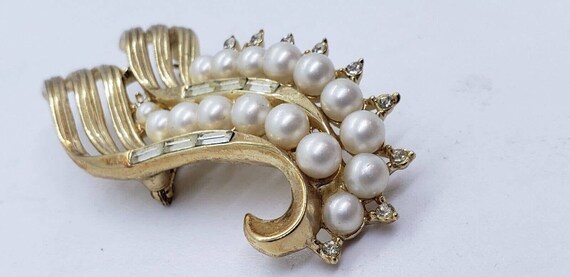 Vintage Crown Trifari Brooch Faux Pearl & Rhinest… - image 5