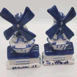 Vintage Delft Dutch Windmill Souvenir Salt & Pepper Shakers Unused Spins 1950s