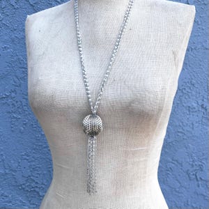 Collar vintage con borlas largas en tono plateado, regalo de bisutería de los años 90