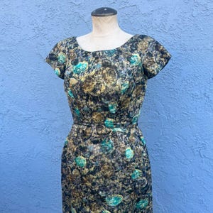 Vestido vintage de brocado de cetim dos anos 50 com bainha elástica, tamanho médio, para garota pin up