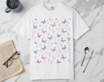 Camiseta com estampa de borboletas | Camiseta com borboletas em tons pastel de rosa, azul e violeta