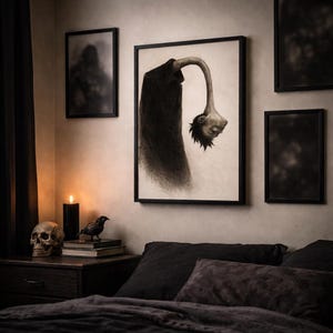 Pode incluir: Uma cena sombria de quarto com obras de arte emolduradas, uma caveira e uma estatueta de corvo. A obra de arte inclui uma ilustração surrealista de uma figura com pescoço longo. Uma vela preta acesa está em uma mesa de cabeceira de madeira.