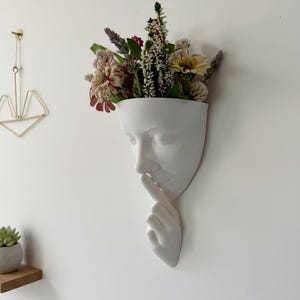 Vaso da Parete Scultoreo Viso con Mani – Decorazione Casa Moderna – Stampa 3D – Arte da Parete Minimalista