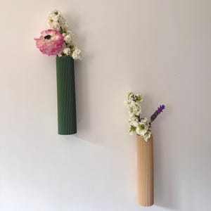 Geriffelte Wandvase, gerippter hängender Blumenhalter, minimalistischer Einzelstamm-Pflanzer