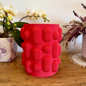 Bubbelstrukturvas, röd PLA-räfflad cylinder, djärv maximalistisk heminredningsgåva
