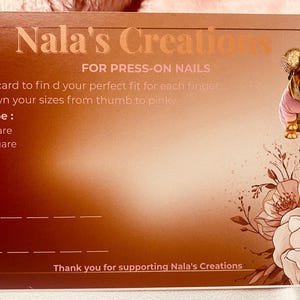 Op de afbeelding: Een meetkaart voor persnagels met een bulldog-illustratie met een roze shirt en muizenoren. De kaart heeft secties voor nagelvorm en maatmetingen, met de tekst "Nala's Creations".