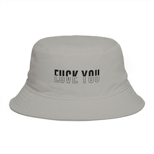 Te amo / Que te jodan, texto contrastante, sombrero de pescador / letras bordadas en marrón, oscuro, gótico, esotérico, streetwear.