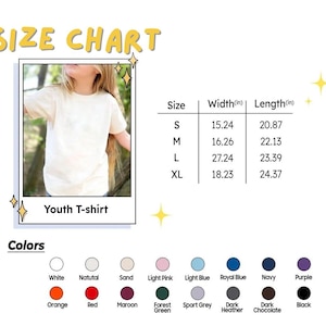 Pu&ograve; includere: Una tabella delle taglie per t-shirt da ragazzi con la foto di un bambino che indossa una t-shirt chiara. Una tabella elenca le taglie S, M, L e XL con le misure di larghezza e lunghezza in pollici. Una tavolozza mostra sedici colori.