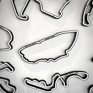 Könnte beinhalten: Rustikales Holzschild mit dem weißen Schriftzug "Welcome to our home". Das Schild hat eine Used-Optik und ein schlichtes, einladendes Design für den Eingangsbereich.