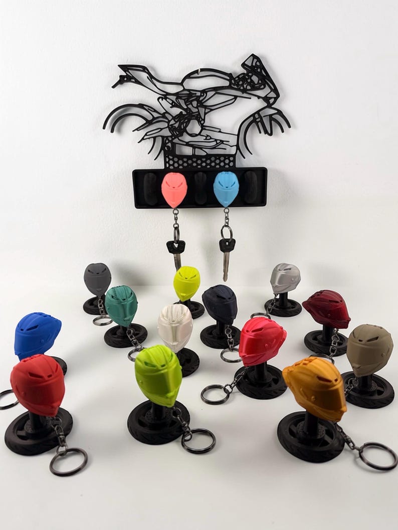 Pode incluir: Uma placa de madeira r&uacute;stica com a palavra "Welcome" em branco, com um efeito ligeiramente desgastado. De forma retangular, &eacute; para decora&ccedil;&atilde;o de casa.