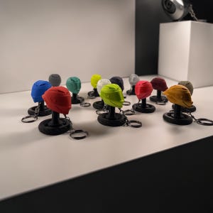 Pode incluir: Uma placa de madeira r&uacute;stica branca com a palavra "Welcome" em estilo manuscrito. A placa tem um acabamento desgastado e um elemento floral decorativo. O fundo &eacute; uma imagem desfocada de uma casa.