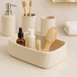 Può includere: Un cartello in legno rustico con la scritta "Welcome to our home" in stile scritto a mano. Il cartello presenta una finitura invecchiata e un design semplice e invitante, perfetto per un portico o un ingresso.