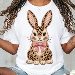 Coniglietto in ciniglia PNG, Coniglietto patchwork leopardato, Coniglietto coquette, Ricamo in stile coniglietto di peluche in filato sintetico, Clipart di coniglietto da boutique, Maglietta da ragazza con coniglietto