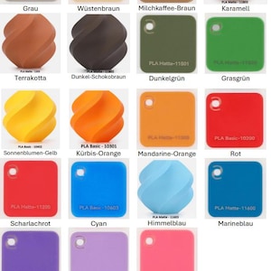 May include: A collection of twenty-four PLA filament samples in various colors and shapes, including square swatches with holes and twisted cylindrical forms. Each item is labeled with its specific product code and color name in German.