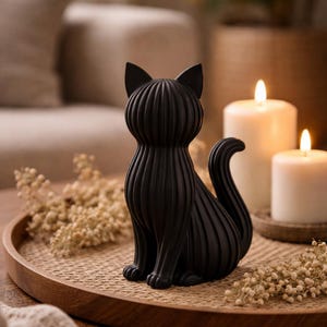 Minimalistische Katzenfigur im Japandi-Stil, 3D-gedruckt in Matt-Schwarz aus umweltfreundlichem PLA. Die geschwungene Form und das gerippte Design betonen den minimalistischen Skandi-Look. Ideale Tischdeko oder Geschenkidee für Katzenfreunde.