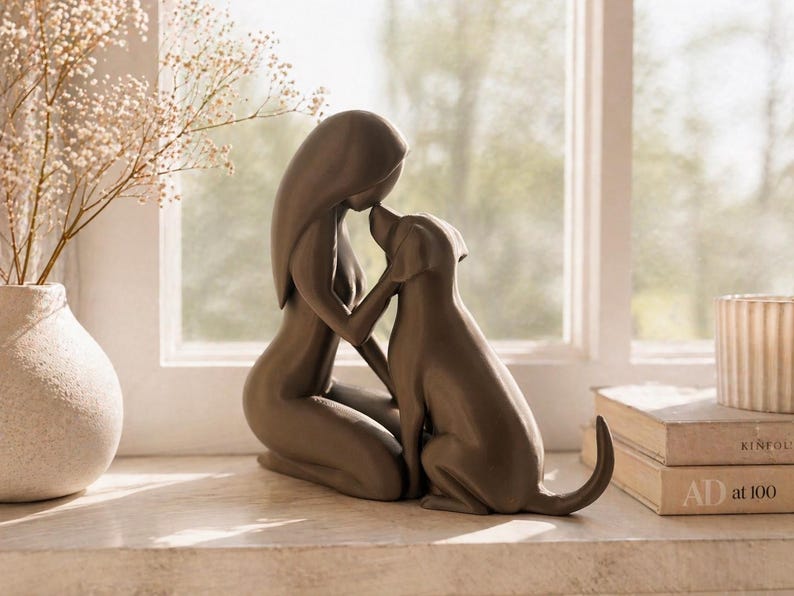 Minimalistische 3D-gedruckte Skulptur von Mensch und Hund in Schwarz auf einer hellen Fensterbank, moderne Deko für Tierliebhaber im Skandi-Stil