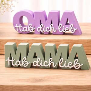 „Mama & Oma Hab dich lieb“ Schild in Salbeigrün und Flieder. Moderner 3D-Druck-Schriftzug als personalisiertes Muttertagsgeschenk oder Oma-Geschenk. Hochwertige, matte Dekoration im skandinavischen Design.