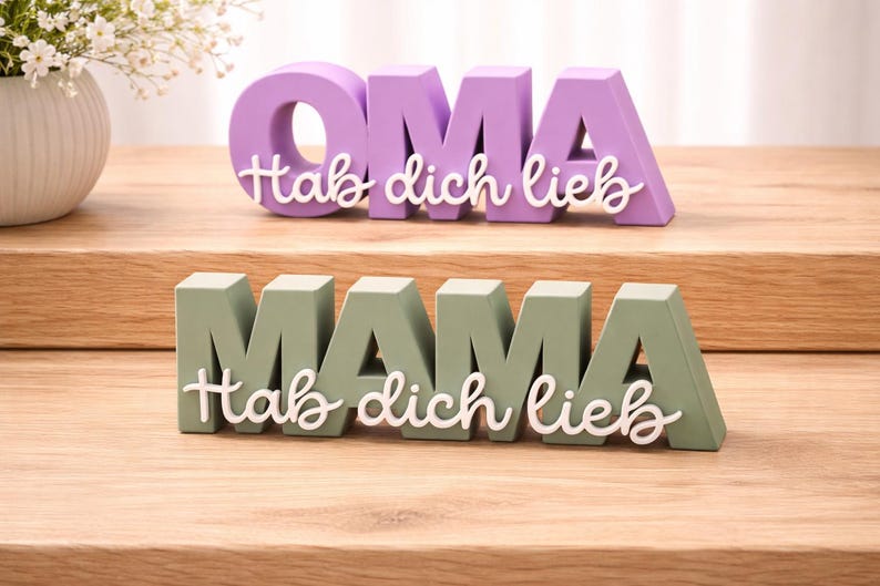 „Mama & Oma Hab dich lieb“ Schild in Salbeigrün und Flieder. Moderner 3D-Druck-Schriftzug als personalisiertes Muttertagsgeschenk oder Oma-Geschenk. Hochwertige, matte Dekoration im skandinavischen Design.