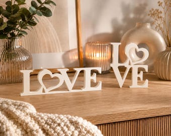 LOVE Deko-Schild mit Herz 3D Druck - Minimalistische Tischdeko | Skandinavische Deko | Moderne Wohnzimmer Deko | Hochzeitsdeko