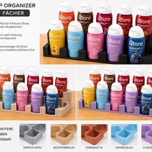 以下が含まれることがあります： シロップボトル用の9つの円形スロットを備えた段状のプラスチック製オーガナイザー。黒、ベージュ、紫のカラーで表示されています。オーガナイザーには「More Zerup」とラベル付けされた様々なカラフルなボトルが収納されています。グレー、ブラウン、テラコッタ、ブルー、バイオレットなどの追加カラーオプションもあります。