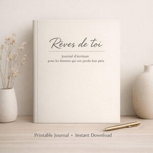 Peut inclure: Un journal crème avec le titre "Rêves de toi" en écriture cursive. Le texte en dessous indique "Journal d'écriture pour les femmes qui ont perdu leur père." Un stylo doré est posé à côté du journal. "Printable Journal • Instant Download" en bas.