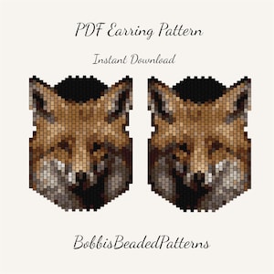 Può includere: Un modello PDF per orecchini con due disegni a testa di volpe. Le volpi pixelate utilizzano sfumature di marrone, nero e bianco. Il testo "PDF Earring Pattern" e "Instant Download" è in alto, con "BobbisBeadedPatterns" in basso.