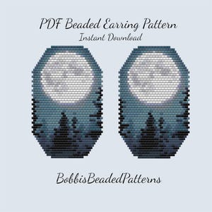Op de afbeelding: Een PDF-patroon voor kralenoorbellen als directe download met twee identieke gepixelde ontwerpen van een volle maan boven een donker boslandschap in blauwe, grijze en zwarte tinten. De tekst luidt PDF Beaded Earring Pattern, Instant Download en BobbisBeadedPatterns.