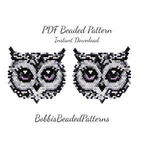 Könnte beinhalten: Ein PDF-Perlenmuster mit zwei verpixelten Eulengesichtern in Schwarz-, Weiß- und Grautönen mit kleinen rosa Akzenten in den Augen. Der Text lautet PDF Beaded Pattern, Instant Download und BobbisBeadedPatterns in einer schwarzen Schrift.