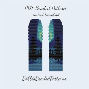 Puede incluir: Un patrón de cuentas en PDF titulado PDF Beaded Pattern Instant Download de BobbisBeadedPatterns. El diseño muestra dos columnas verticales con un paisaje nocturno pixelado con pinos negros, un cielo azul y un efecto de luz.