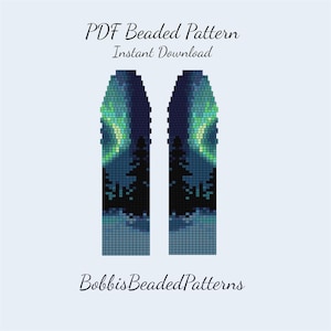 Könnte beinhalten: Ein PDF-Perlenmuster mit zwei identischen vertikalen rechteckigen Designs, die eine nächtliche Waldszene mit schwarzen Kiefernsilhouetten vor einem grün-blauen Polarlicht-Himmel zeigen. Der Text lautet PDF Beaded Pattern, Instant Download, BobbisBeadedPatterns.