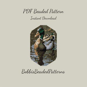 Könnte beinhalten: Ein PDF-Perlenmuster mit dem Titel Instant Download, das eine verpixelte Stockente in einem sechseckigen Rahmen zeigt. Die Ente hat einen grünen Kopf, eine braune Brust sowie weiße und graue Flügel. Der Text BobbisBeadedPatterns steht unten.