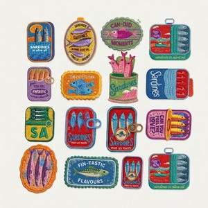 Può includere: Una collezione di toppe colorate a tema sardine. Le toppe presentano illustrazioni di sardine in scatola, con testi come "Sardines in olive oil", "Fin-tastic Flavours" e "Too Cute to Can". Le toppe sono di varie forme e dimensioni.