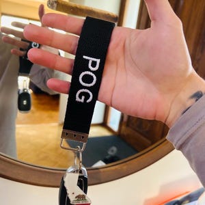 Llavero bordado personalizado de 1 pulgada, cordón para la muñeca, regalo para cualquier persona, regalo de Pascua, regalo para conductores nuevos/automóviles nuevos, regalo para la oficina/el lugar de trabajo