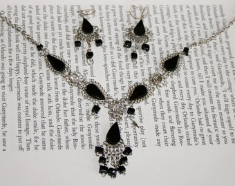 Atemberaubendes passendes Set Halskette und Ohrringe - Filigraner Draht mit schwarzen Steinen umwickelt - Boho Cleopatra Vibes