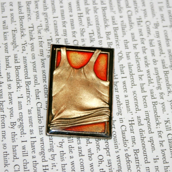 Broche de camiseta artesanal única - 3D Rare Handmade Resin Pin - Modernist Figural White Tank Top Pin