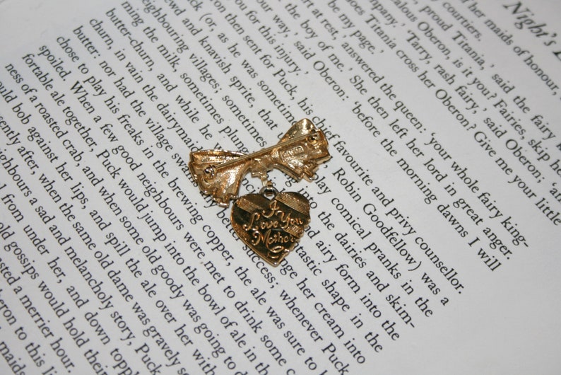 Avon Heart and Bow Mother Brooch Sentiment Pin I Love You Mother 1986 Gold Tone Scarf Pin