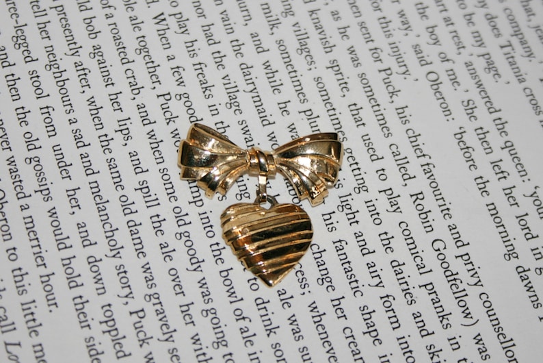 Avon Heart and Bow Mother Brooch Sentiment Pin I Love You Mother 1986 Gold Tone Scarf Pin