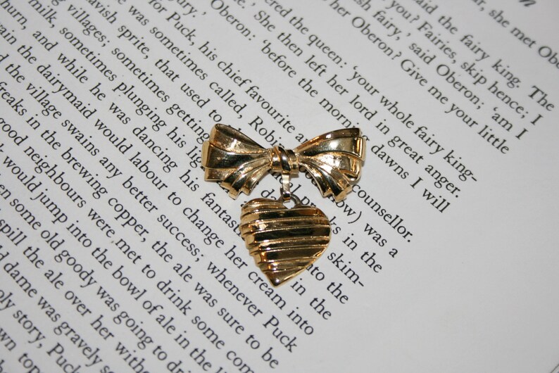 Avon Heart and Bow Mother Brooch Sentiment Pin I Love You Mother 1986 Gold Tone Scarf Pin